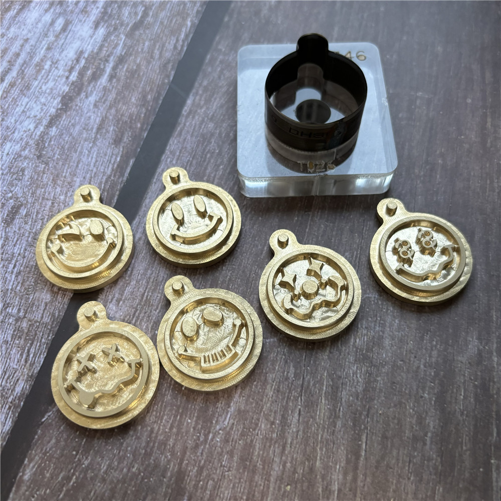 Пользовательский кулон улыбка  – обзор и цена Leather Stamp Set