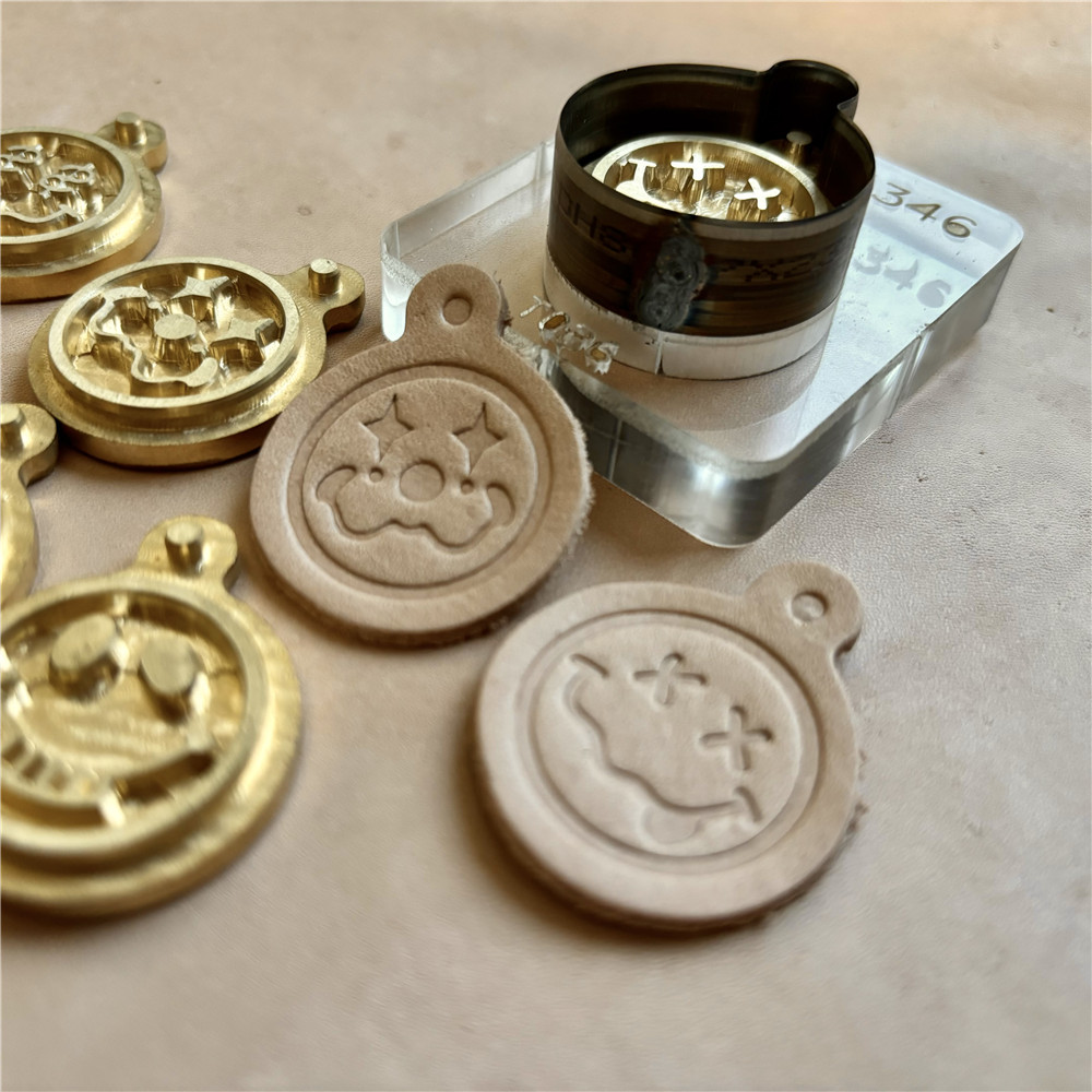 Пользовательский кулон улыбка  – обзор и цена Leather Stamp Set